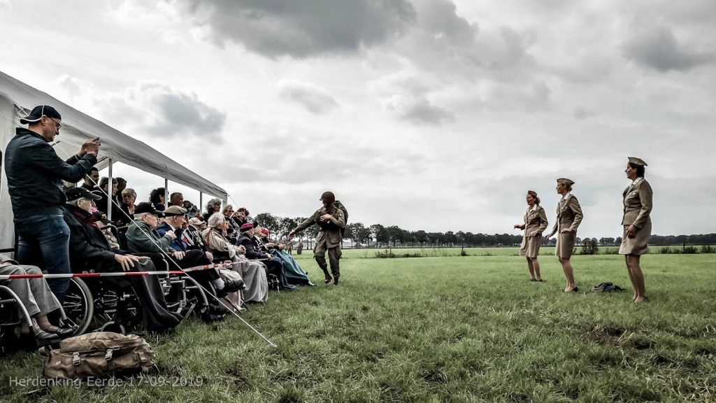 Publiek en paradropping in Eerde 2019
