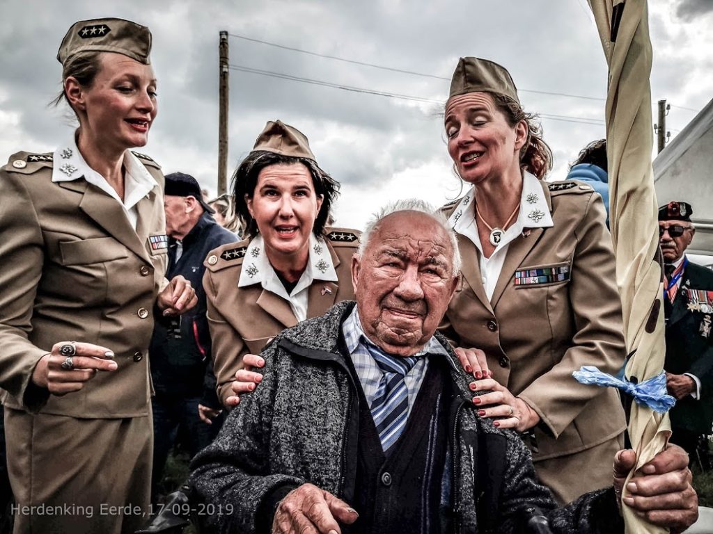The VocalS met een veteraan tijdens de herdenking in Eerde