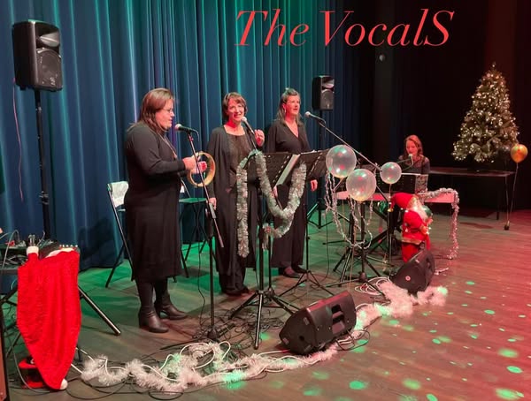 The VocalS tijdens de kerstshow bij Vrouw Aktief