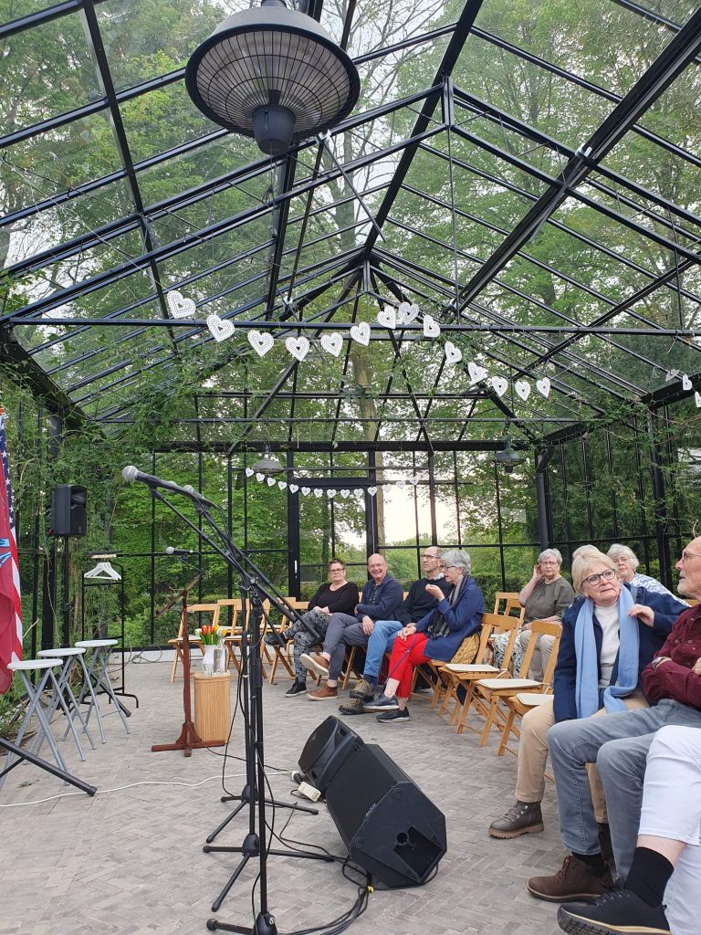 Publiek in de kas bij het optreden van The VocalS